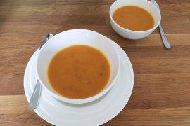 Wortelsoep in kommen