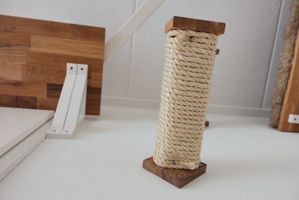Traptreetje met sisal van onderaf