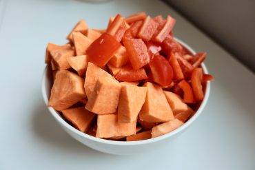 Zoete aardappel soep Zoete aardappel en paprika stukjes
