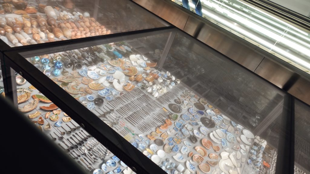 Allerlei voorwerpen die zijn opgegraven tijdens de Noord/Zuidlijn staan ter display op station Rokin