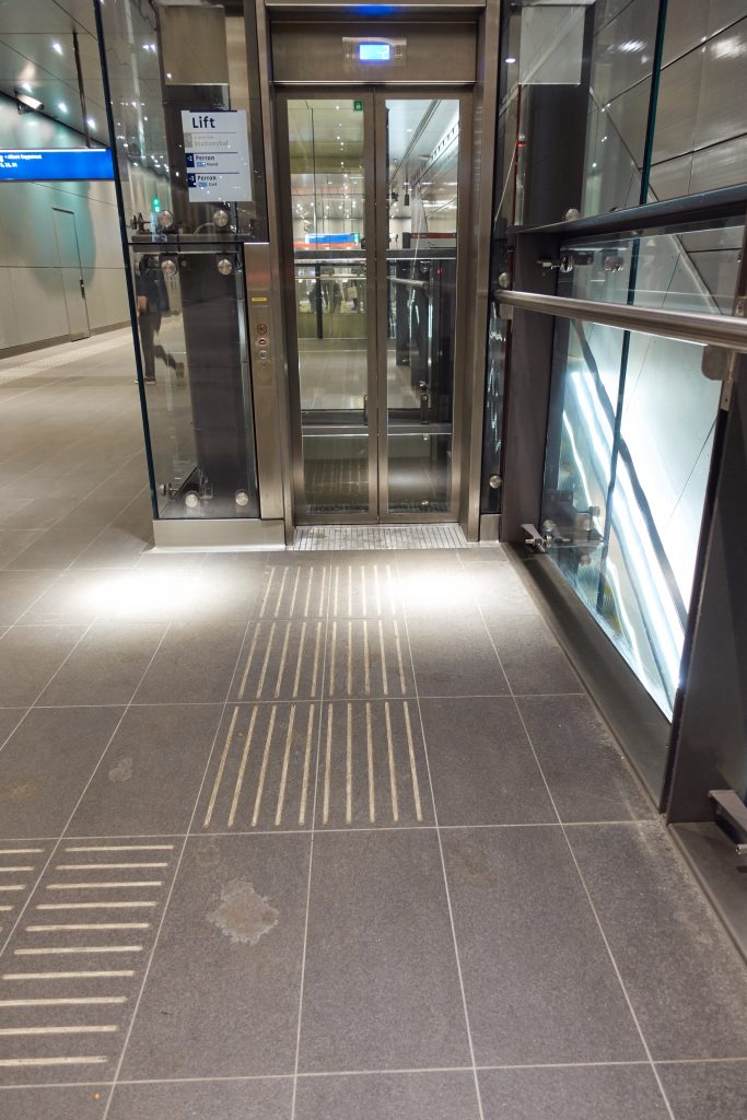 Verwarrende geleiden lijn op station Noord/Zuidlijn De Pijp