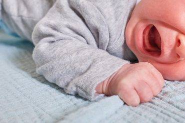 Hoe om te gaan met een huilbaby